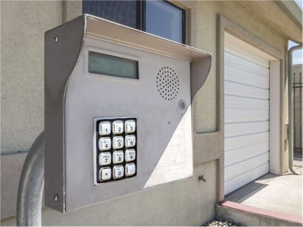 Facility photo: //images.sparefoot.com/medium/232347699432def17f4.jpg