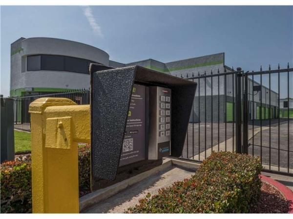 Facility photo: //images.sparefoot.com/medium/232351699432942968c.jpg