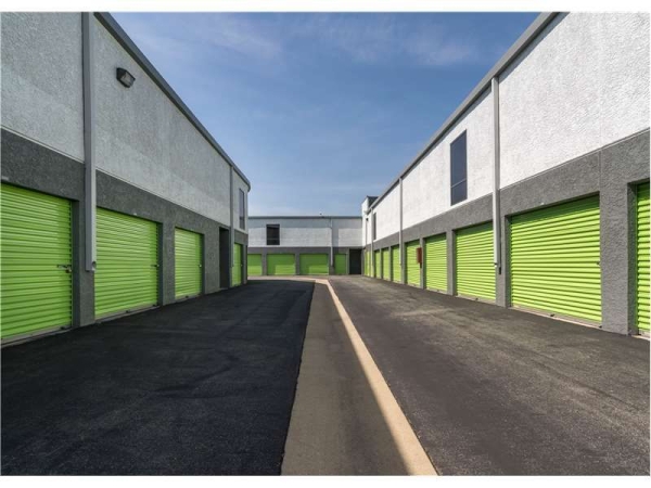 Facility photo: //images.sparefoot.com/medium/23235169943296a5e92.jpg