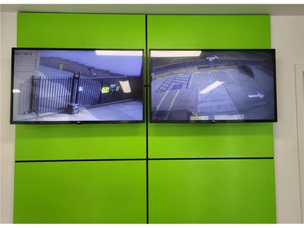 Facility photo: //images.sparefoot.com/medium/23235369943296cf5d6.jpg