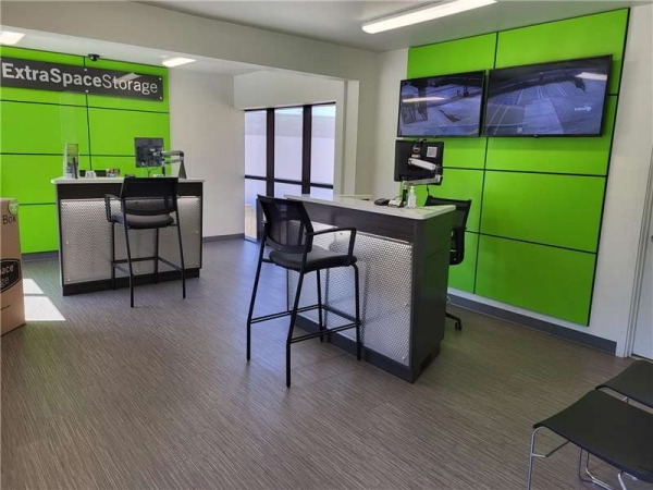 Facility photo: //images.sparefoot.com/medium/23235369e8baf99aebc.jpg