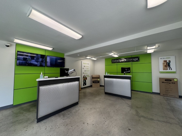 Facility photo: //images.sparefoot.com/medium/232354699433036ba3a.jpg