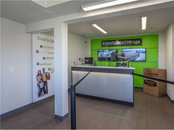 Facility photo: //images.sparefoot.com/medium/2323646994331042d81.jpg