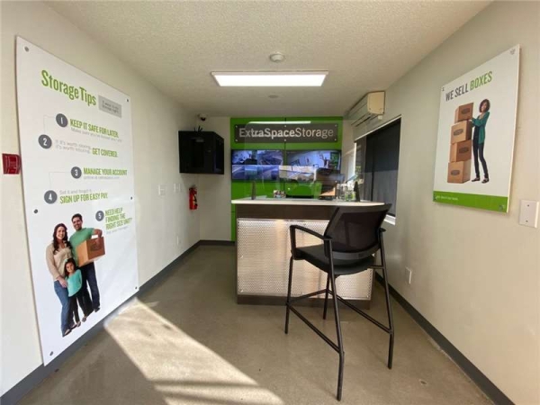 Facility photo: //images.sparefoot.com/medium/2323706994332e2ced3.jpg