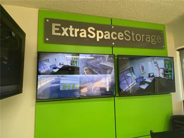 Facility photo: //images.sparefoot.com/medium/2323706994333167e01.jpg