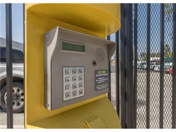 Facility photo: //images.sparefoot.com/medium/2323856994330a4e443.jpg