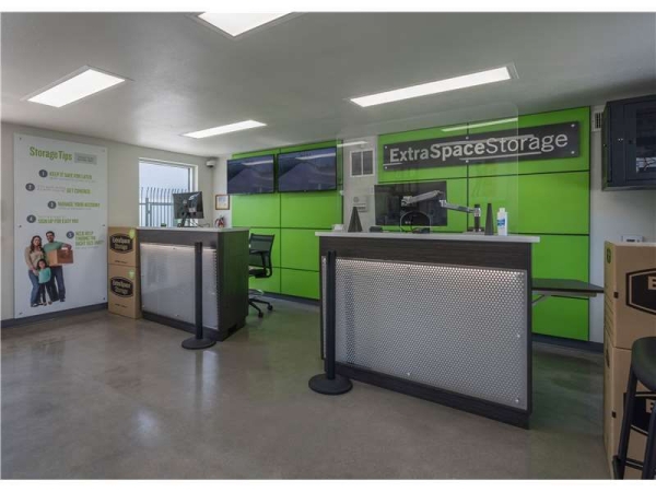 Facility photo: //images.sparefoot.com/medium/2323856994330b3ec66.jpg