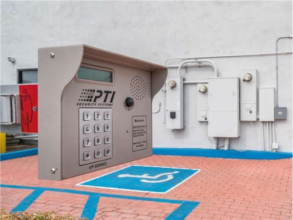 Facility photo: //images.sparefoot.com/medium/2323866994332202568.jpg