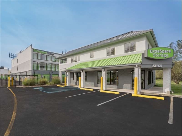 Facility photo: //images.sparefoot.com/medium/2323976994331460b3d.jpg