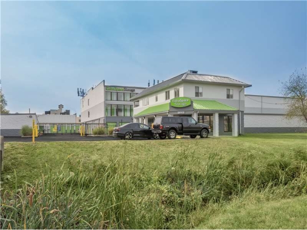 Facility photo: //images.sparefoot.com/medium/2323976994331867f8a.jpg