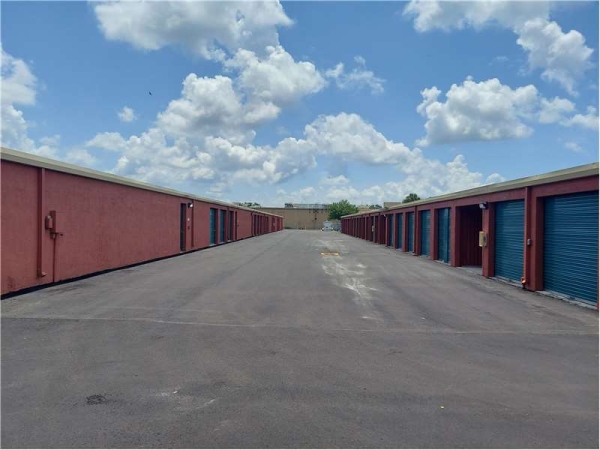 Facility photo: //images.sparefoot.com/medium/23242464e022339ae05.jpg