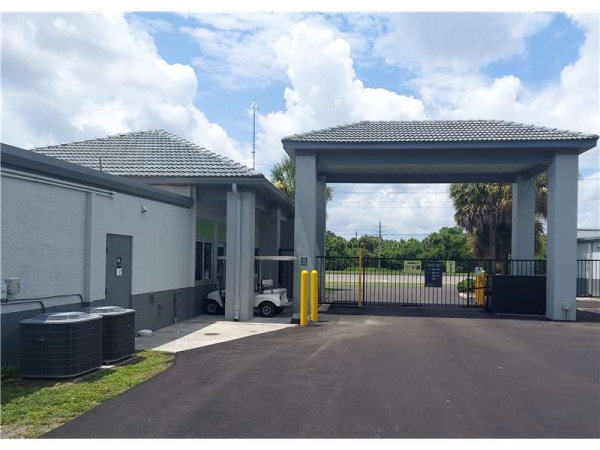 Facility photo: //images.sparefoot.com/medium/23242464e02234d2574.jpg