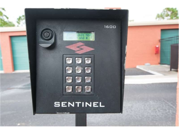 Facility photo: //images.sparefoot.com/medium/23242564e02242abb90.jpg