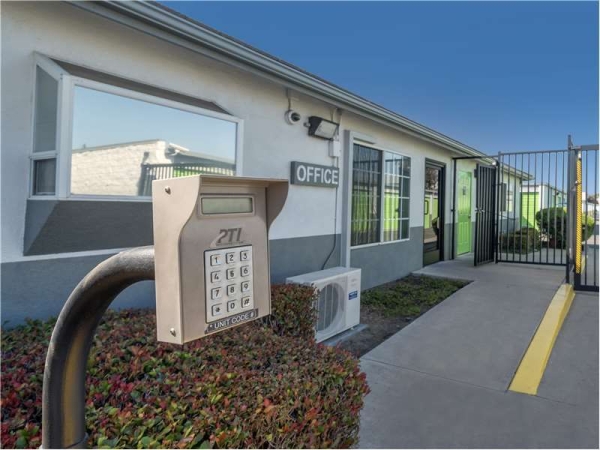 Facility photo: //images.sparefoot.com/medium/232438699433c9aa983.jpg