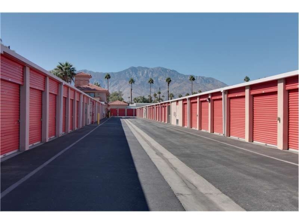 Facility photo: //images.sparefoot.com/medium/232440699433b23eac6.jpg