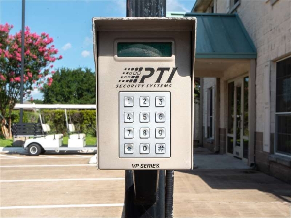 Facility photo: //images.sparefoot.com/medium/232445699433da877c2.jpg