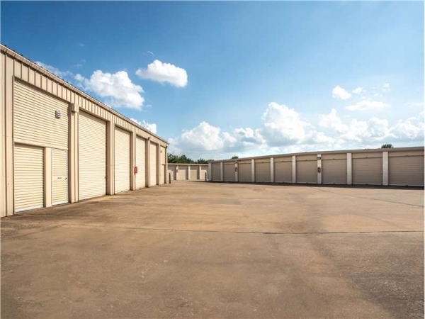 Facility photo: //images.sparefoot.com/medium/232445699433dc4f97b.jpg