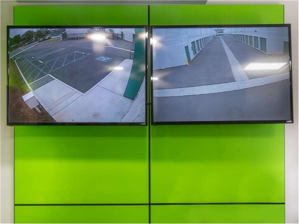 Facility photo: //images.sparefoot.com/medium/23244664e0241746b3a.jpg