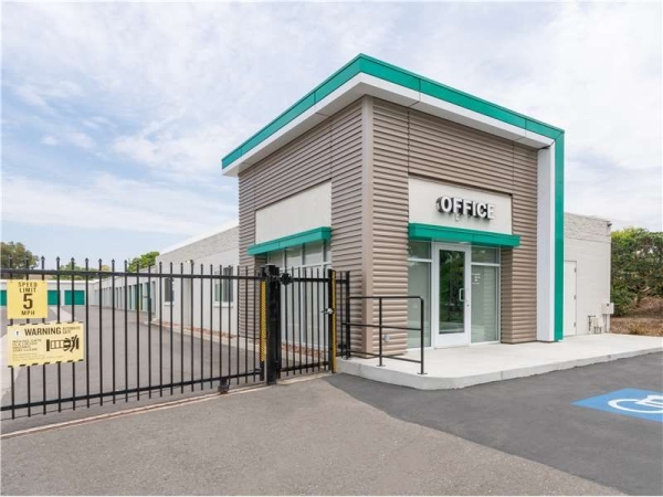 Facility photo: //images.sparefoot.com/medium/232446699433cca73fd.jpg