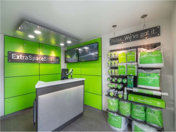 Facility photo: //images.sparefoot.com/medium/232446699433ce406a1.jpg