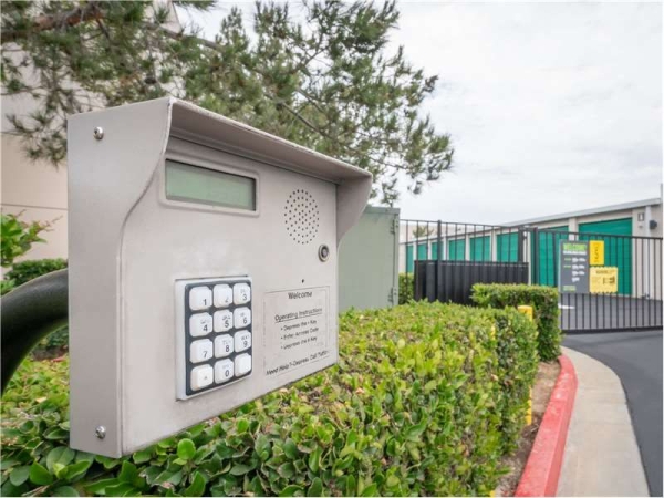 Facility photo: //images.sparefoot.com/medium/232447699433ba2749a.jpg