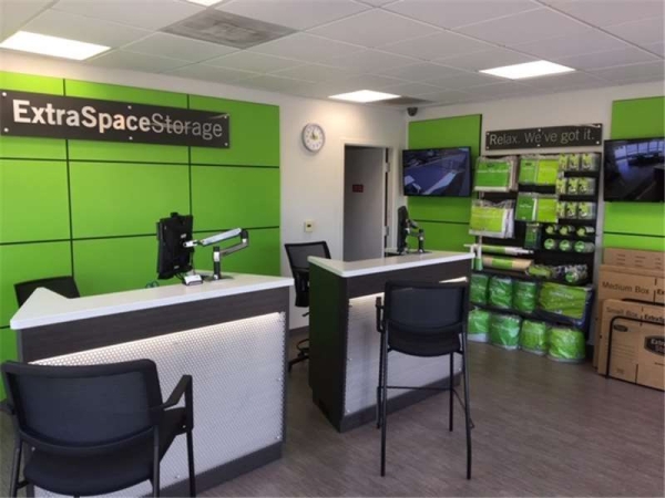 Facility photo: //images.sparefoot.com/medium/232447699433bb20be3.jpg