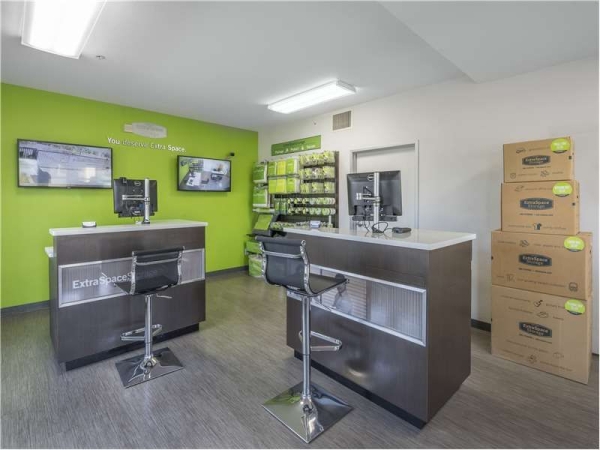 Facility photo: //images.sparefoot.com/medium/2324546994339b89c15.jpg