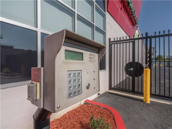Facility photo: //images.sparefoot.com/medium/232466699433cfe159f.jpg