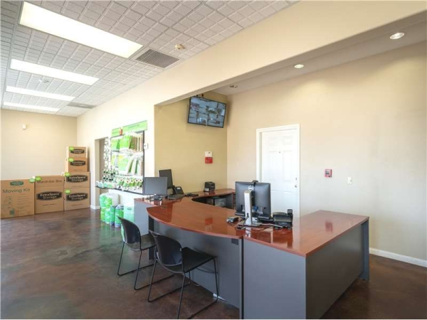 Facility photo: //images.sparefoot.com/medium/232467699433aa8d2fe.jpg