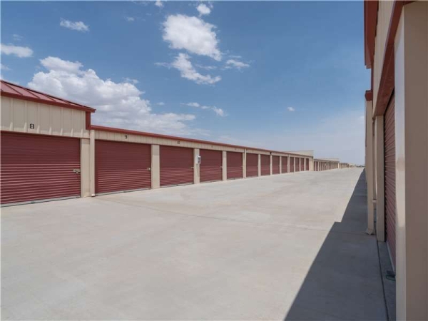 Facility photo: //images.sparefoot.com/medium/232467699433ac0a3f5.jpg