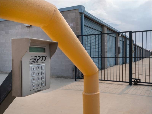 Facility photo: //images.sparefoot.com/medium/23246869943426359a5.jpg