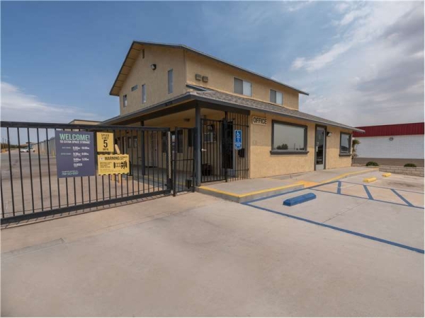 Facility photo: //images.sparefoot.com/medium/23246869943429566ff.jpg