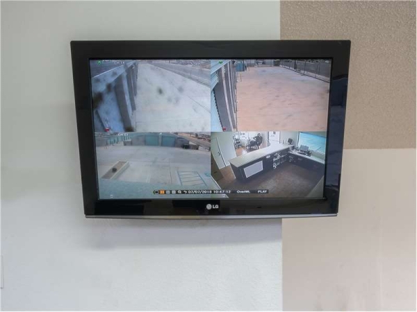 Facility photo: //images.sparefoot.com/medium/2324686994342a0e4a8.jpg