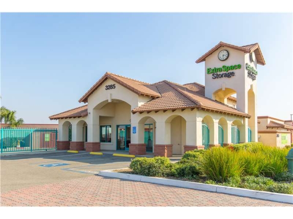 Storage Units at Extra Space Storage - 8530 - Rialto - Locust Ave - 3285 North Locust Avenue