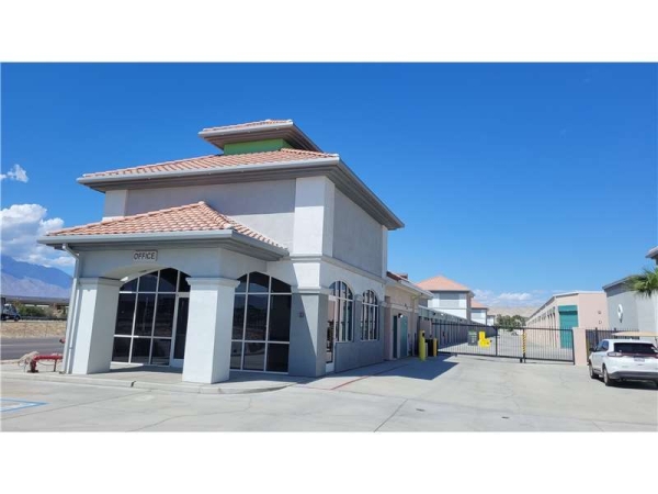 Facility photo: //images.sparefoot.com/medium/232472699433ef31240.jpg