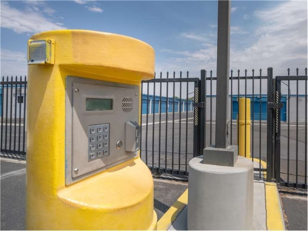 Facility photo: //images.sparefoot.com/medium/2324736994340657f21.jpg