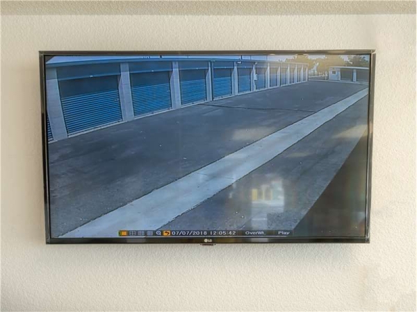 Facility photo: //images.sparefoot.com/medium/2324736994340c1ce4e.jpg