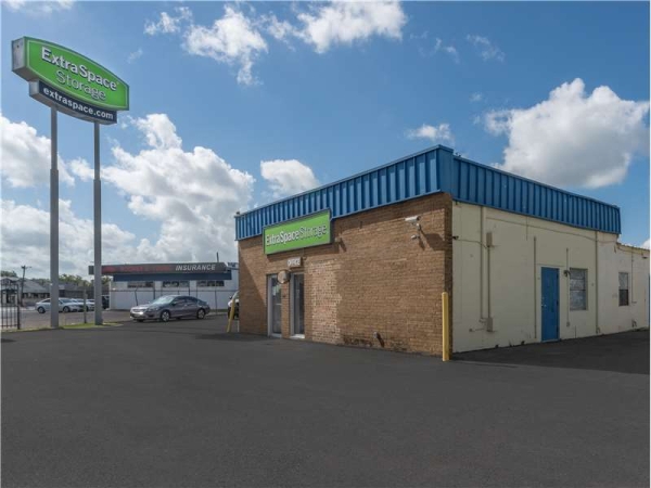 Storage Units at Extra Space Storage - 8602 - Houston - Golfway St - Annex - 7134 Golfway Street