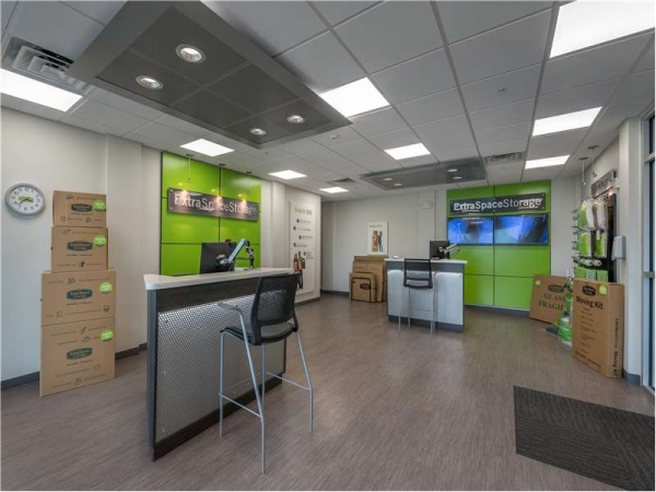 Storage Units at Extra Space Storage - 1835 - Sarasota - Edgelake Dr - 6200 Edgelake Drive