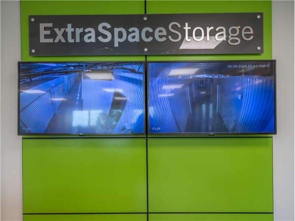 Storage Units at Extra Space Storage - 1835 - Sarasota - Edgelake Dr - 6200 Edgelake Drive
