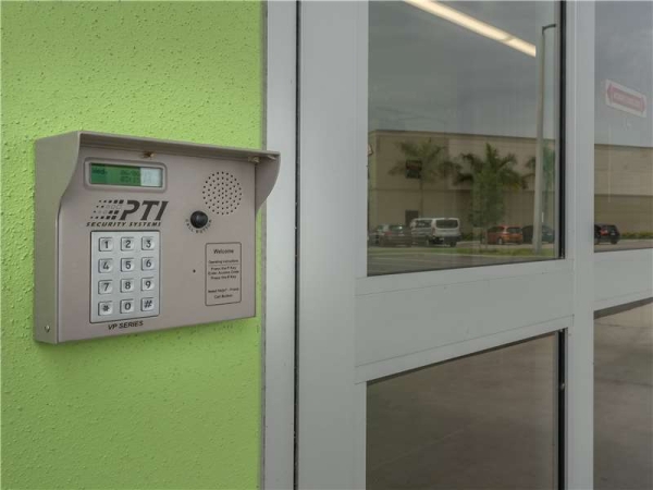 Storage Units at Extra Space Storage - 1835 - Sarasota - Edgelake Dr - 6200 Edgelake Drive