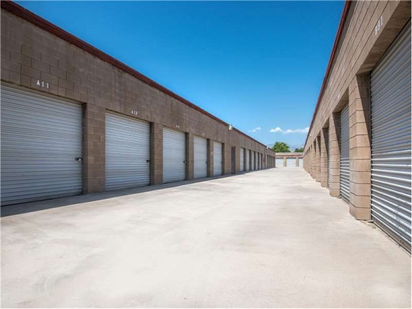 Facility photo: //images.sparefoot.com/medium/2325266994341a165ca.jpg