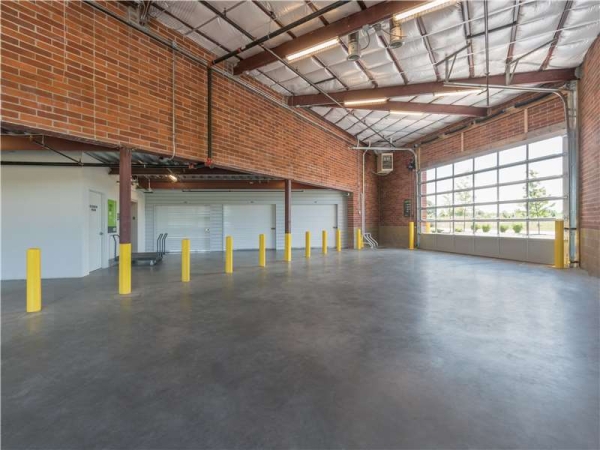 Facility photo: //images.sparefoot.com/medium/23254564e02e2017075.jpg