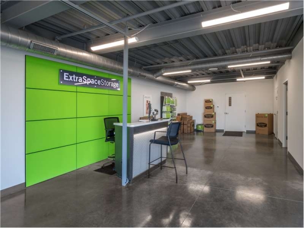 Facility photo: //images.sparefoot.com/medium/23254564e02e2154e25.jpg