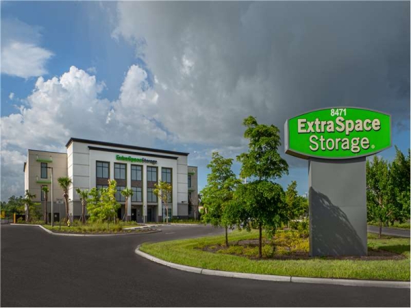Storage Units at Extra Space Storage - 8817 - Naples - Davis Blvd - 8471 Davis Boulevard