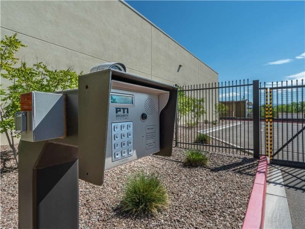 Facility photo: //images.sparefoot.com/medium/232607699434a922035.jpg