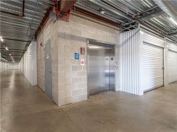 Facility photo: //images.sparefoot.com/medium/232607699434aad40fe.jpg