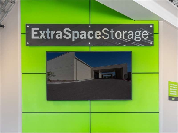 Facility photo: //images.sparefoot.com/medium/232607699434ad2c8ba.jpg