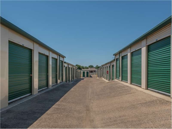 Facility photo: //images.sparefoot.com/medium/23261264e032204a868.jpg