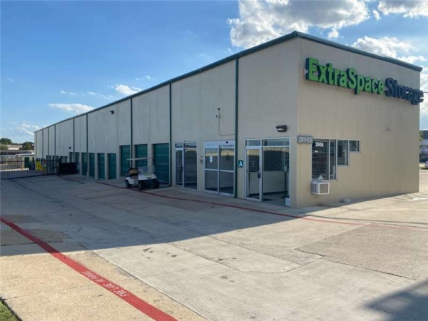 Facility photo: //images.sparefoot.com/medium/23261264e0322690cc0.jpg
